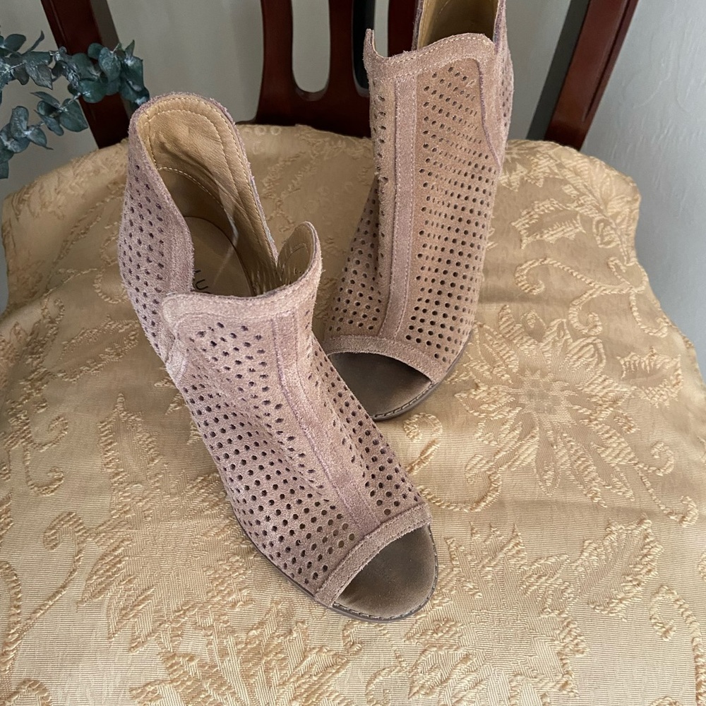 Lucky Brand Larissa Peep Toe Petforated Duede Leather upper heel booties 6M/36 - Picture 8 of 13